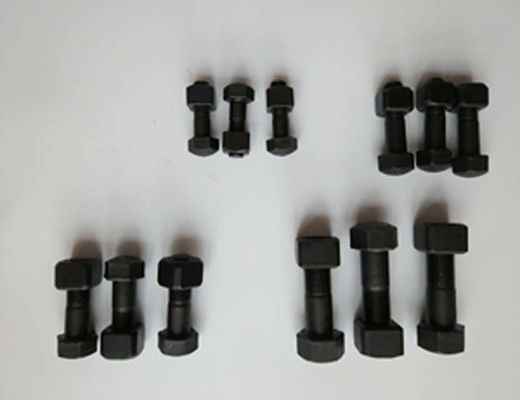 Sproeiers en segmenten van spoorbouten en moeren voor onderstelonderdelen van graafmachines
